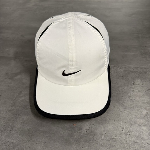 Nike Hat Tailwind Cap White Black Featherlight Dri Fit Performance Stretch Light - Picture 1 of 8
